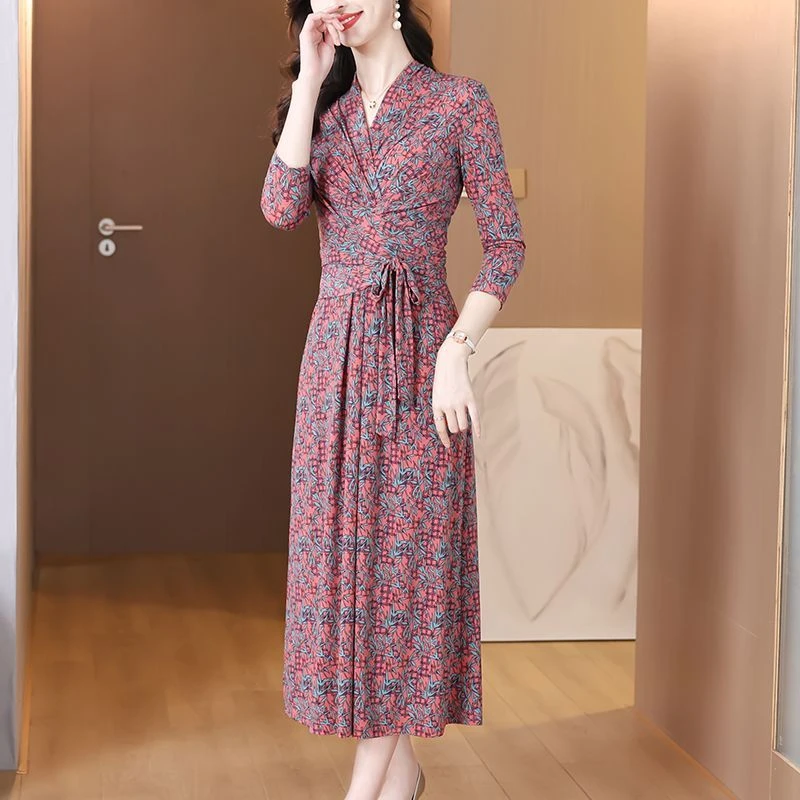 王小鸭轻奢连衣裙女2025秋季iX你看收腰显瘦减龄碎花裙百搭长裙