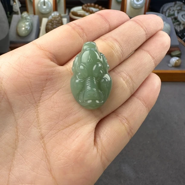 和田玉猪吊坠颈饰