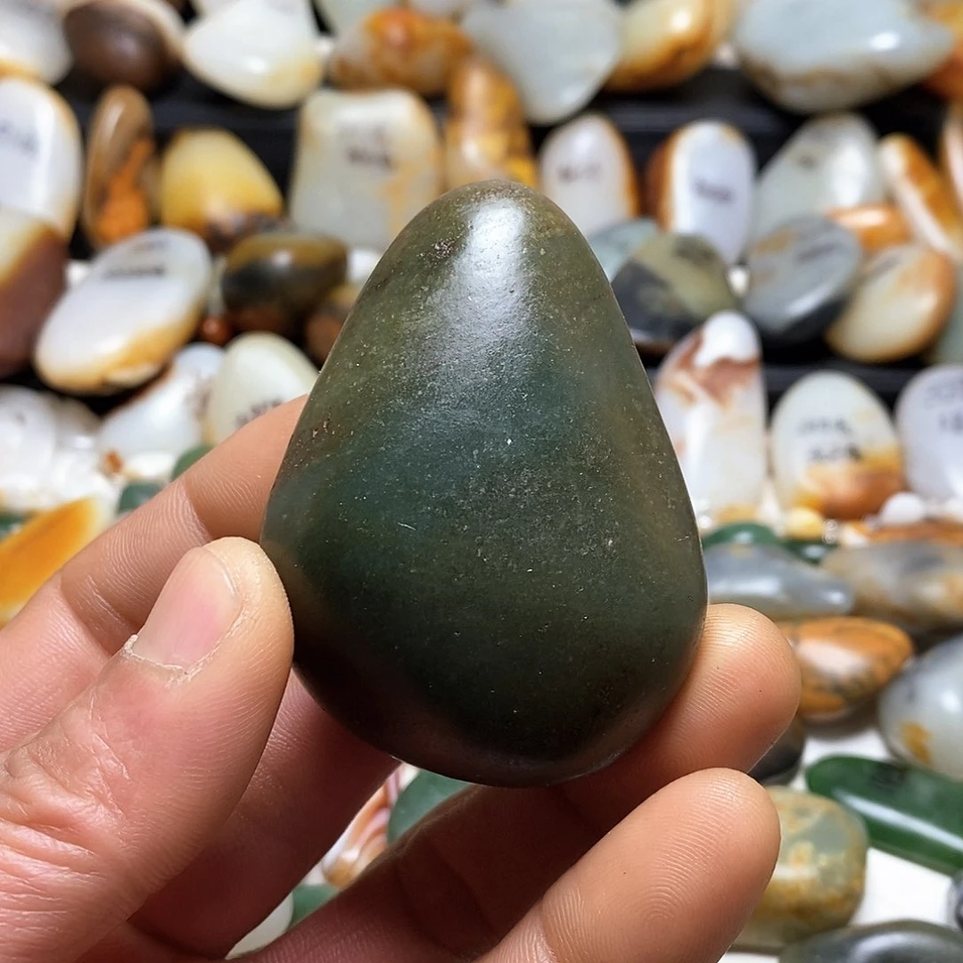 和田玉颈饰未镶嵌沙枣青手把件原石