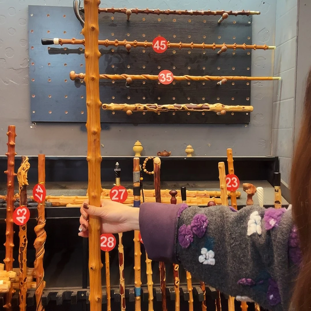 在***人145公分左右长，长棍