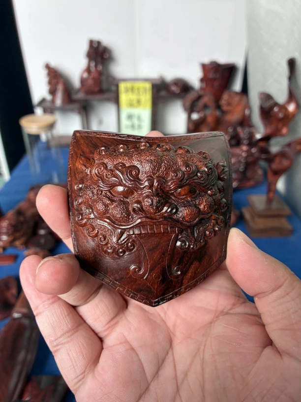 海南黄花梨盾牌瑞兽。