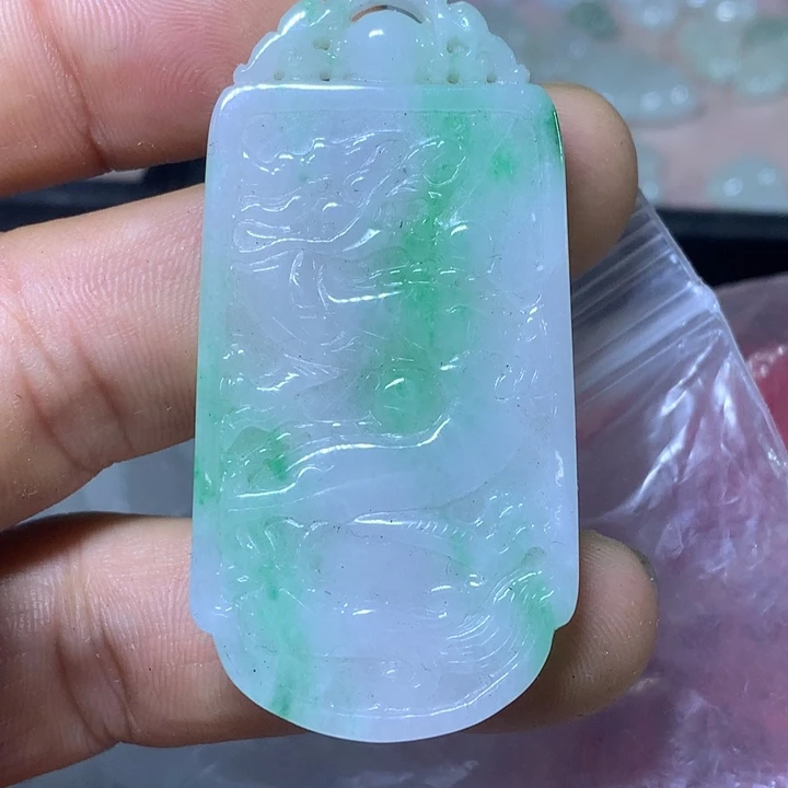 翡翠未镶嵌颈饰龙牌