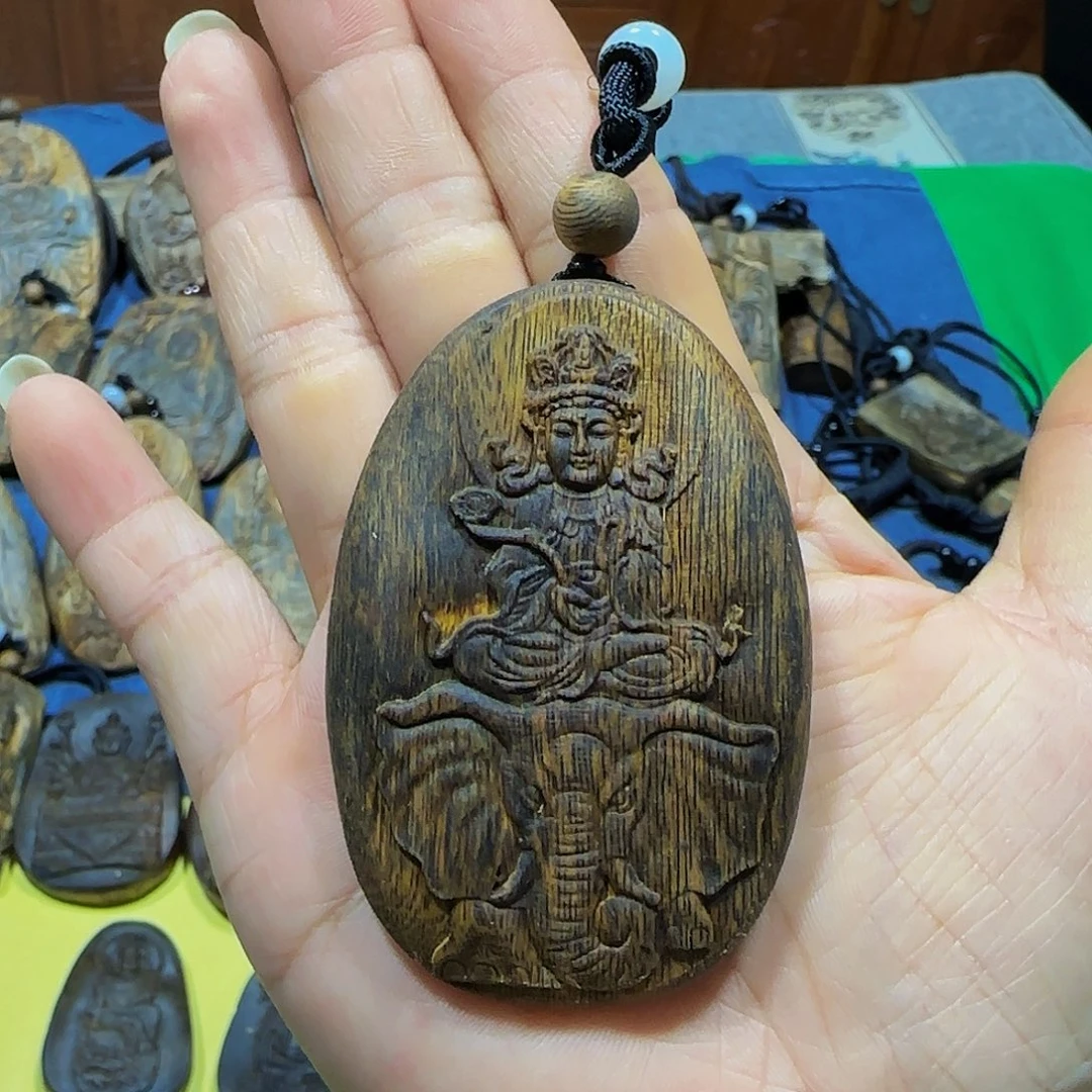 沉香碎屑沉香海南老白奇金丝油老料普贤菩萨带绳20.8克