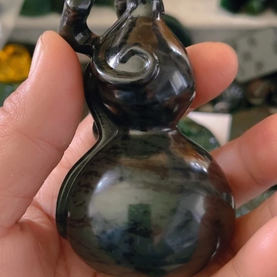 蛇纹石玉颈饰未镶嵌慎**行