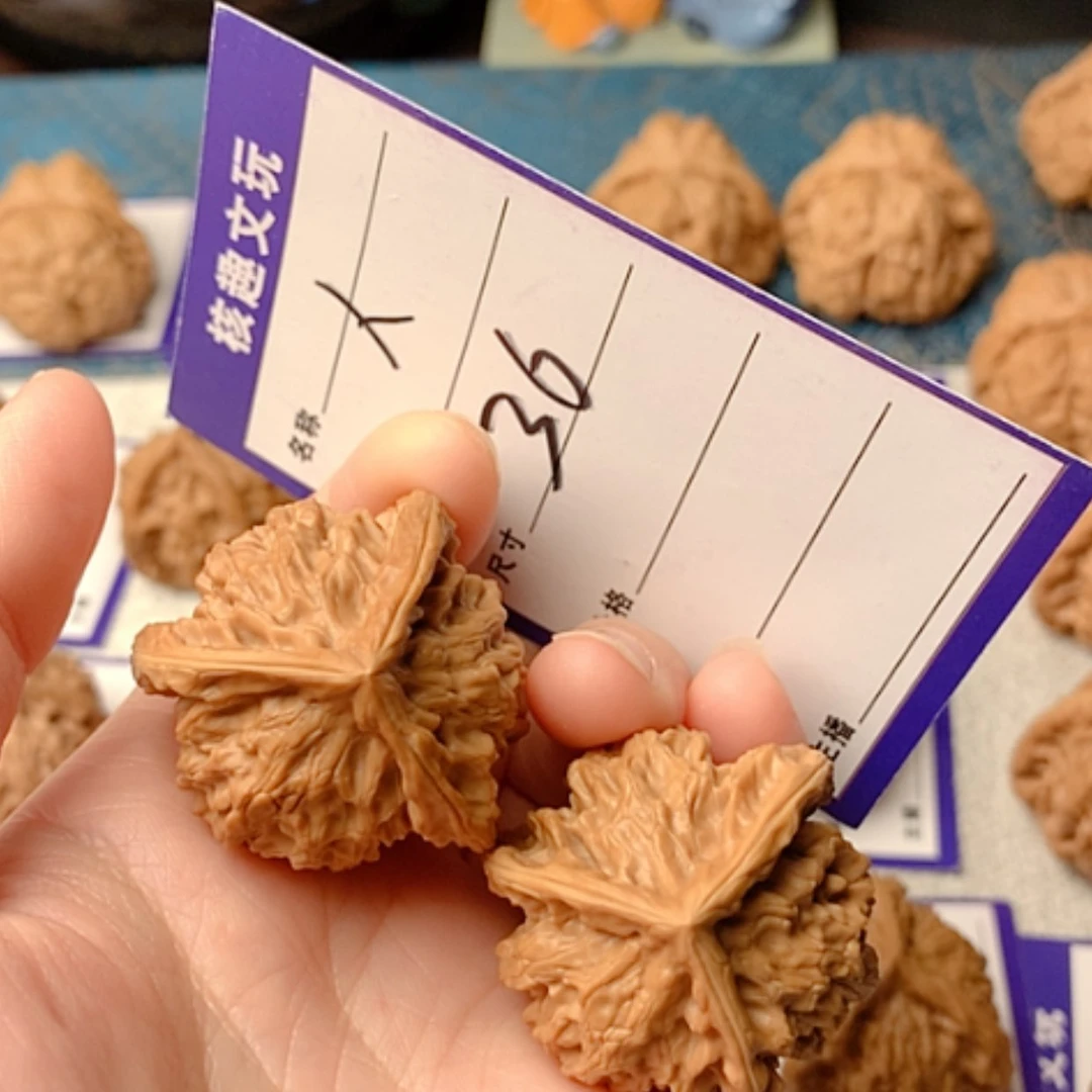 【闪购商品】文玩核桃把件冬****。三棱