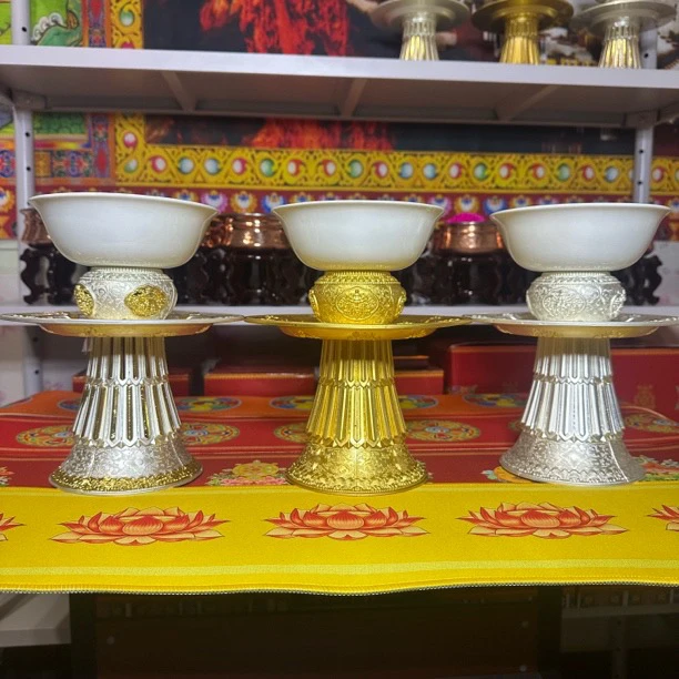 藏式羊脂玉瓷雕花茶碗带铜托盘家居工艺品摆件