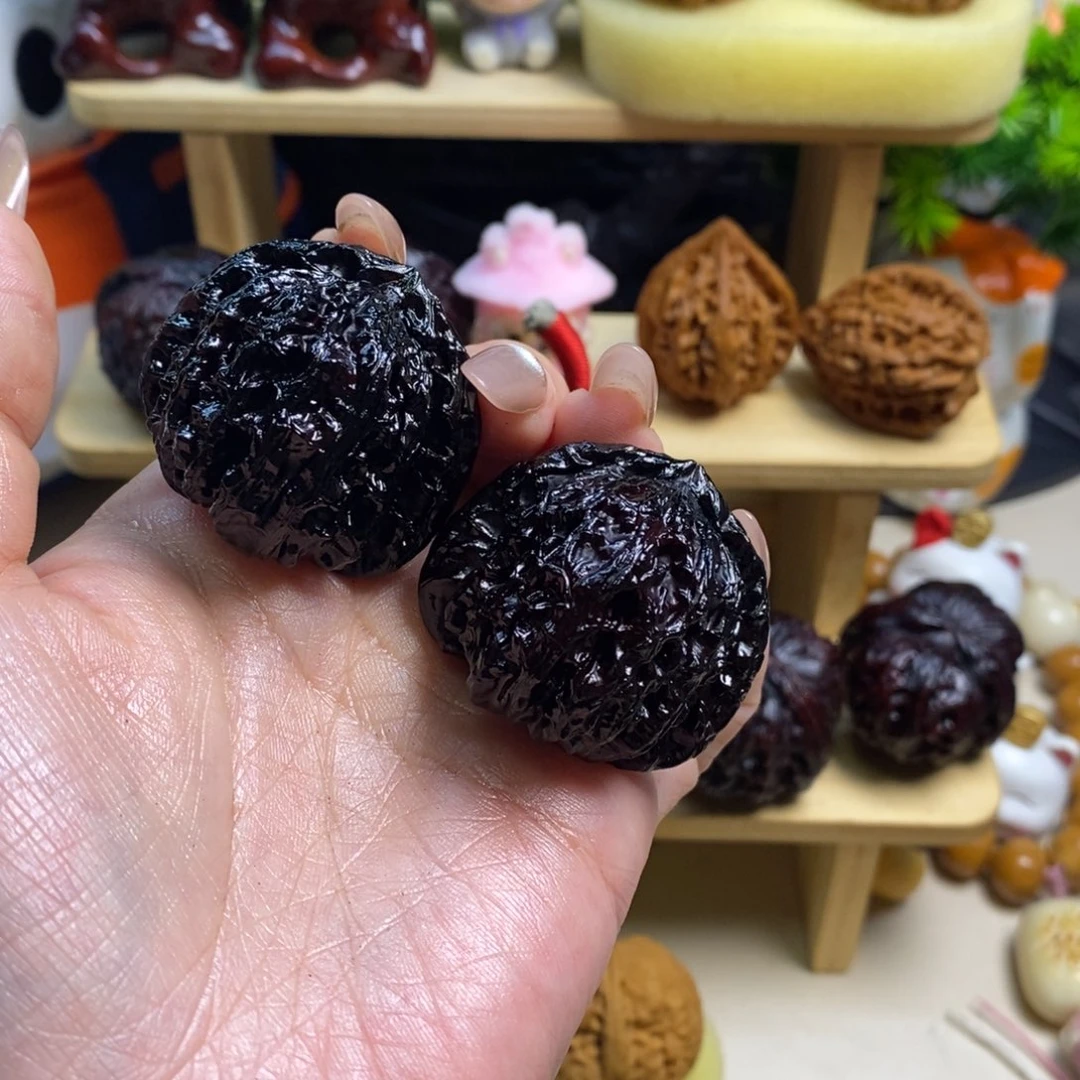 文玩核桃吊坠地闷三角白40