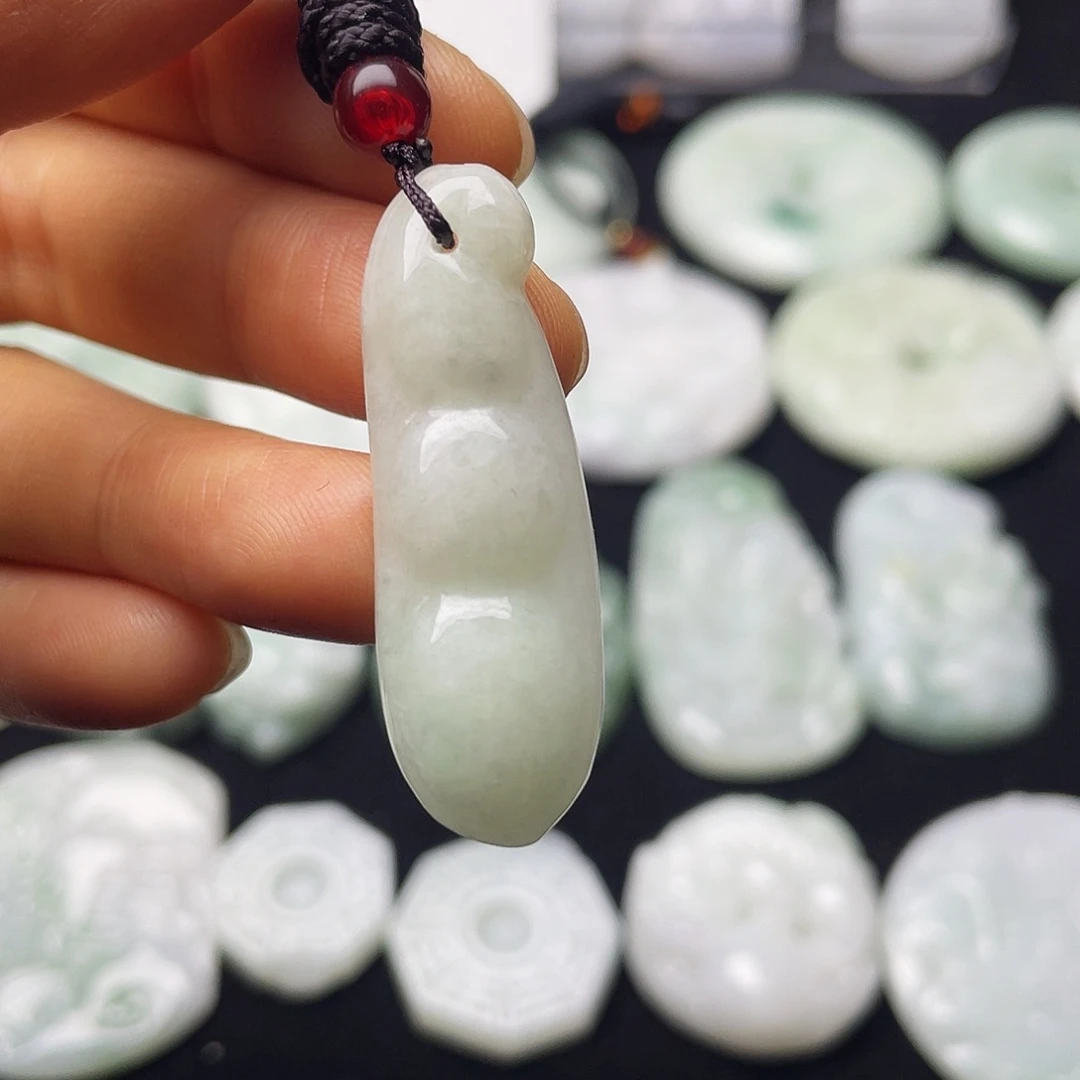 翡翠未镶嵌颈饰豆子