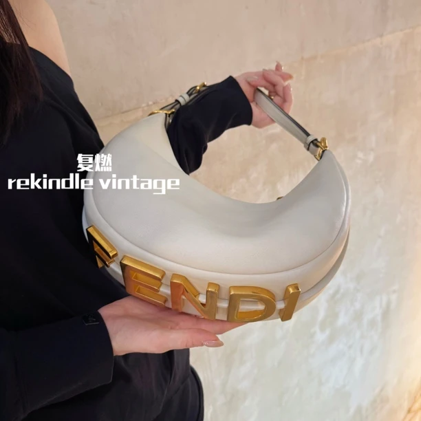 95新 FENDI/芬迪 复燃精选/白色graphy中号新月包