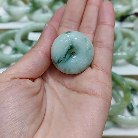 透闪石-蛇纹石玉未镶嵌颈饰