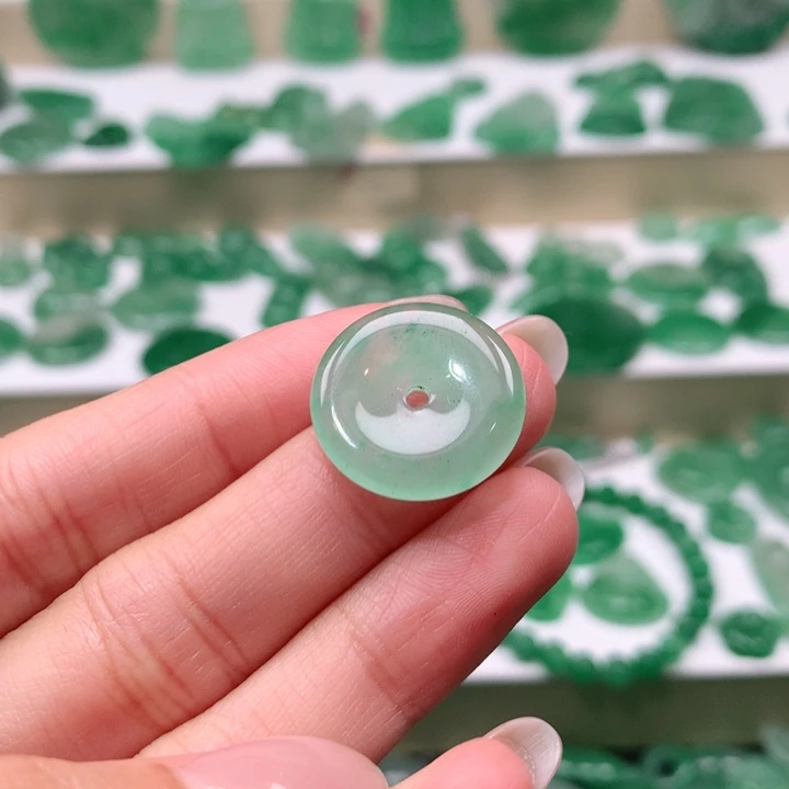 颈饰未镶嵌石英质玉