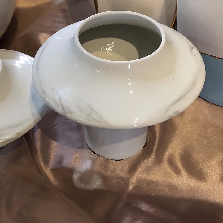 陶瓷花瓶，茶壶茶杯。