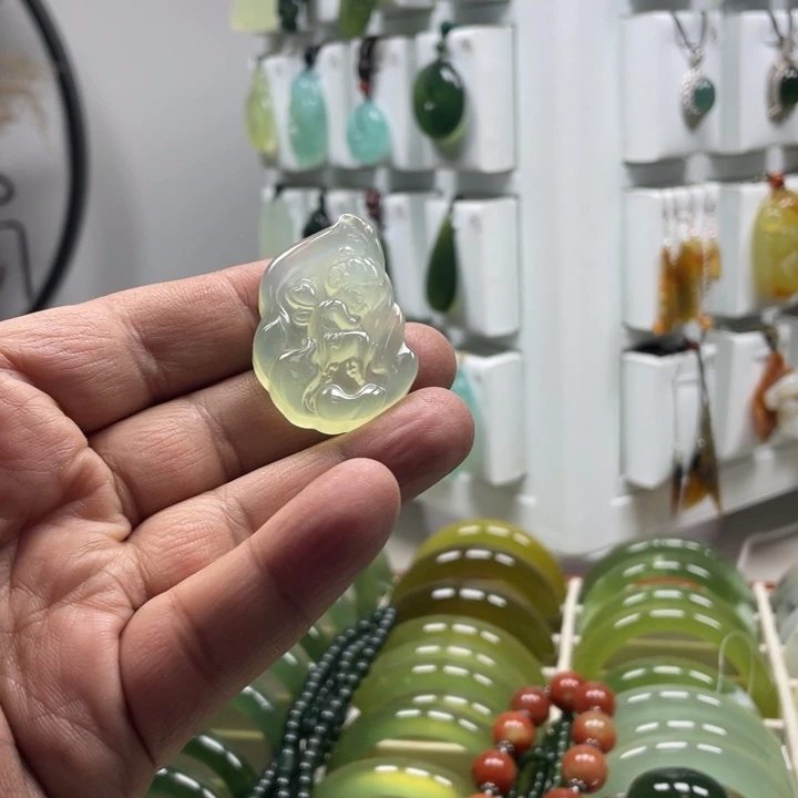 蛇纹石玉未镶嵌颈饰