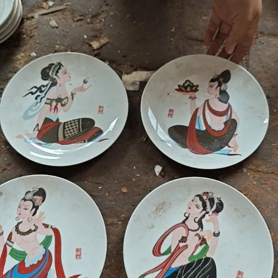 库存微瑕敦煌飞天盘子一套