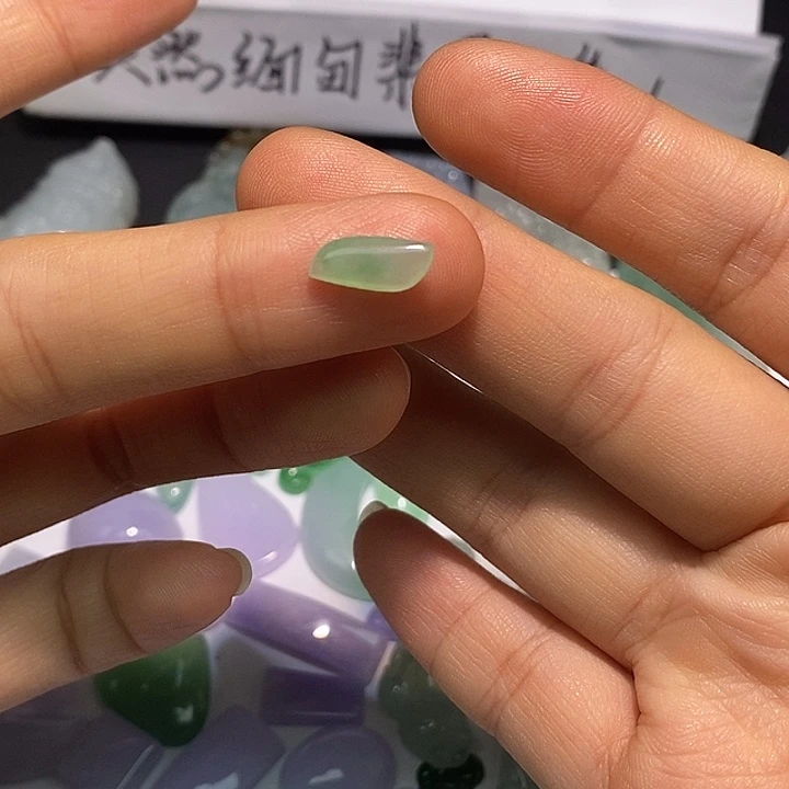 翡翠散珠晴底随形