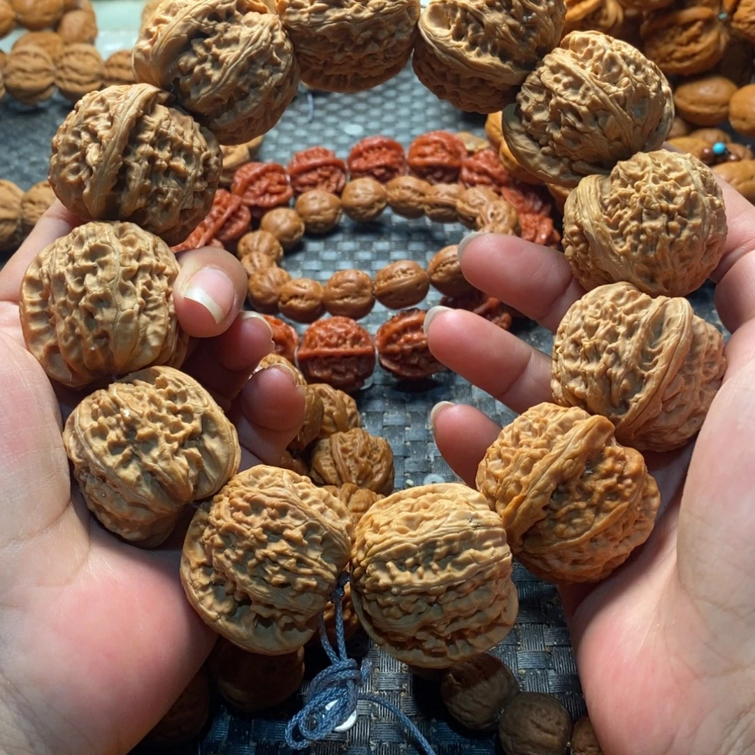 文玩核桃吊坠白狮子