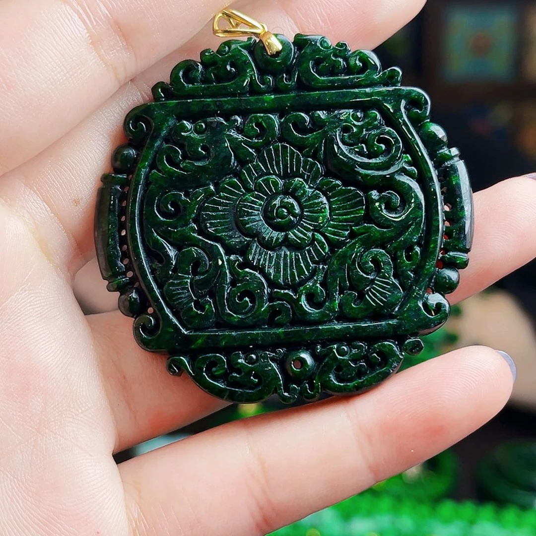 颈饰18K金镶嵌翡翠多样性