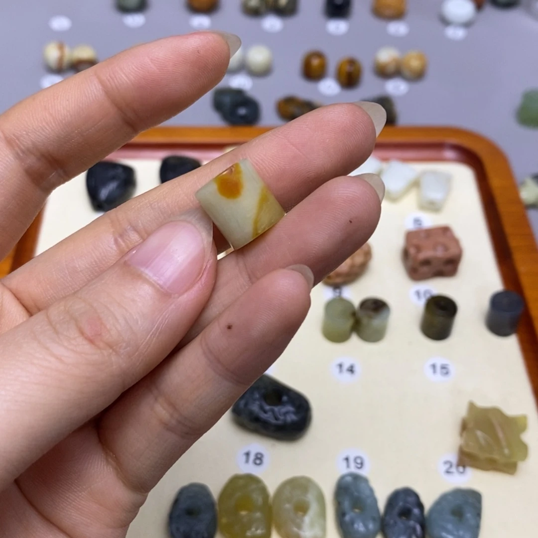 蛇纹石玉配饰合金须**物