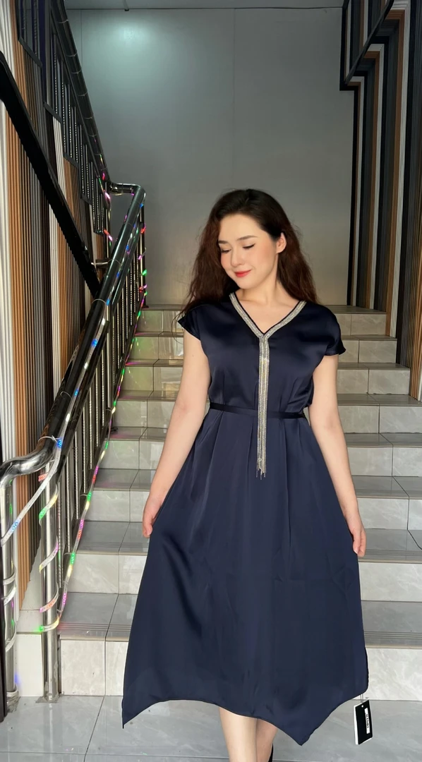 MANBL/曼保睐时尚拼接中腰中黑色V领纯法式中长裙尺码问客服