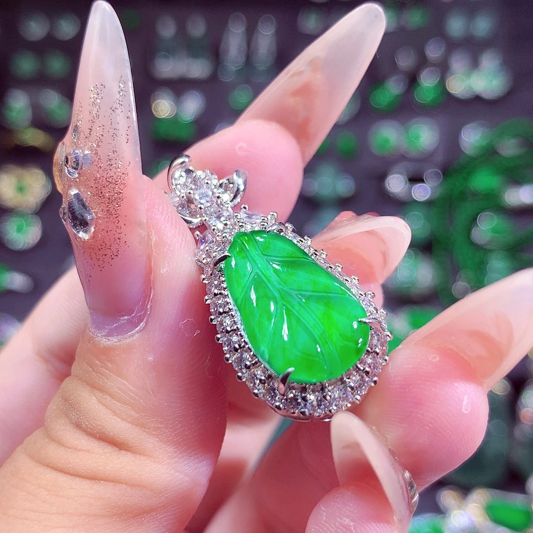 翡翠未镶嵌颈饰山*挂件