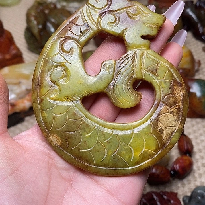 蛇纹石玉未镶嵌颈饰