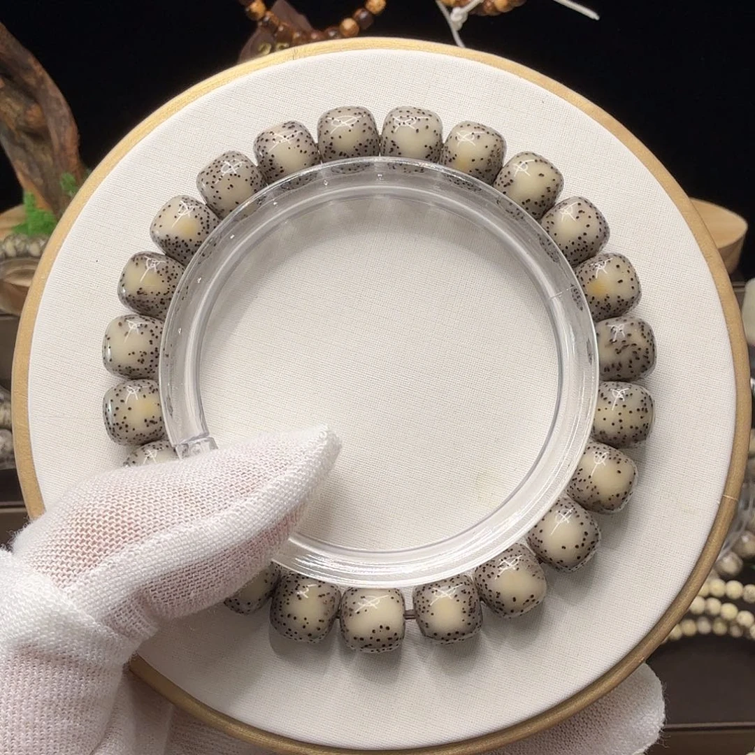 吊坠星月菩提侧留白