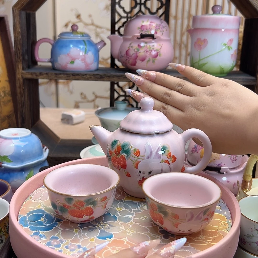 一壶两杯的可爱兔子