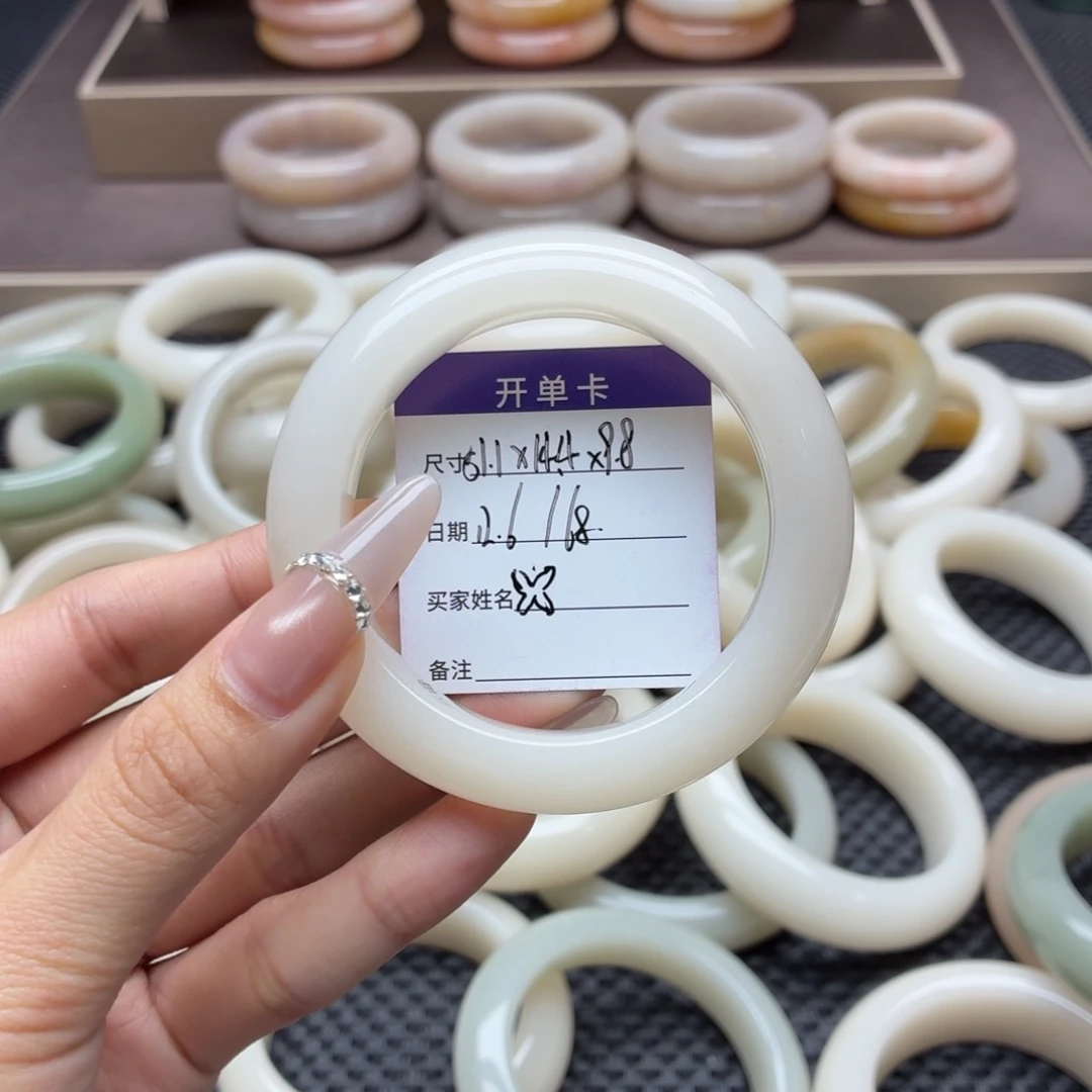 ****石英岩玉未镶嵌手镯