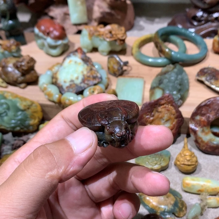 未镶嵌岫岩河磨玉（透闪石质玉）挂件