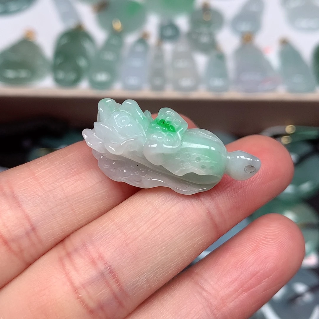 翡翠颈饰未镶嵌白菜