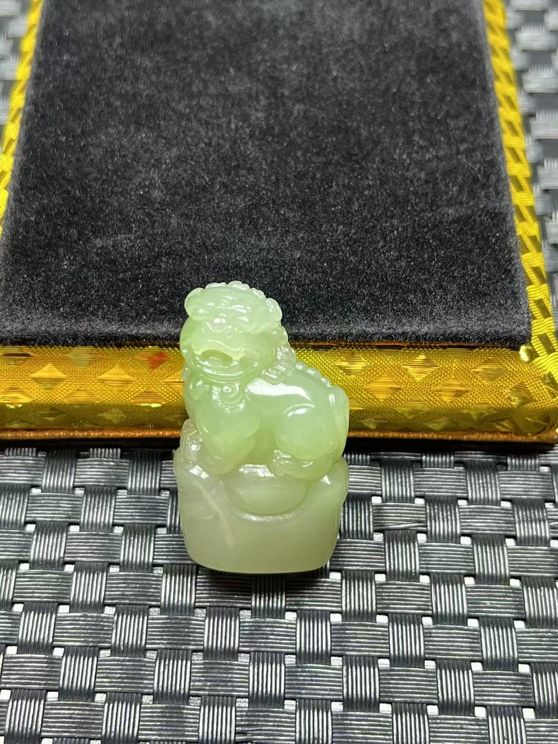 冰底翠青收藏品狮子印章