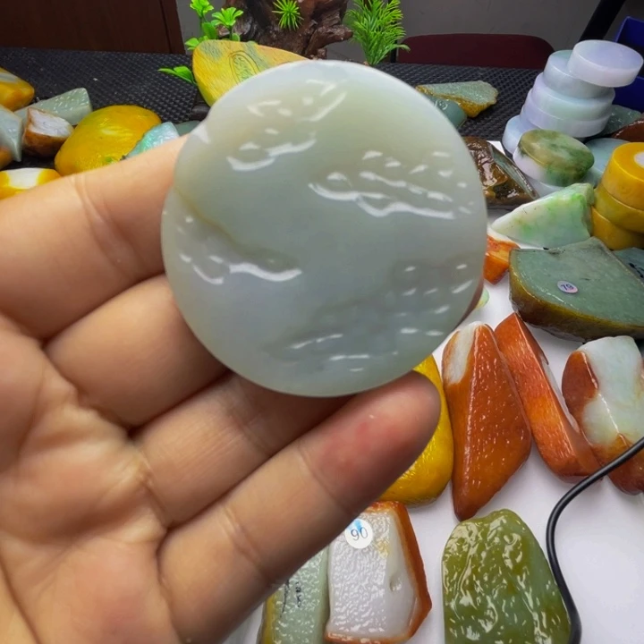 翡翠挂件未镶嵌翡翠