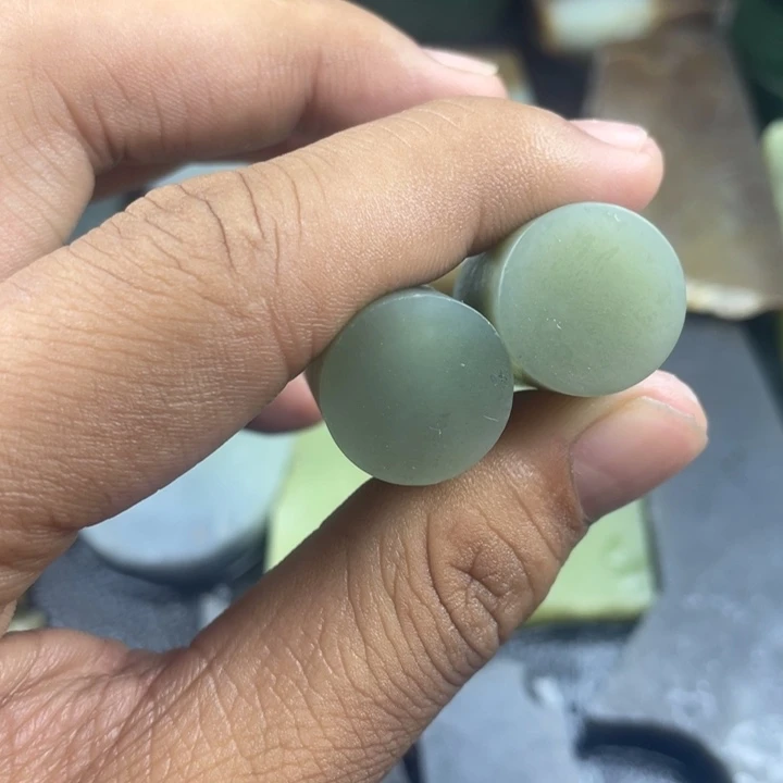 人***弹和田玉未镶嵌颈饰