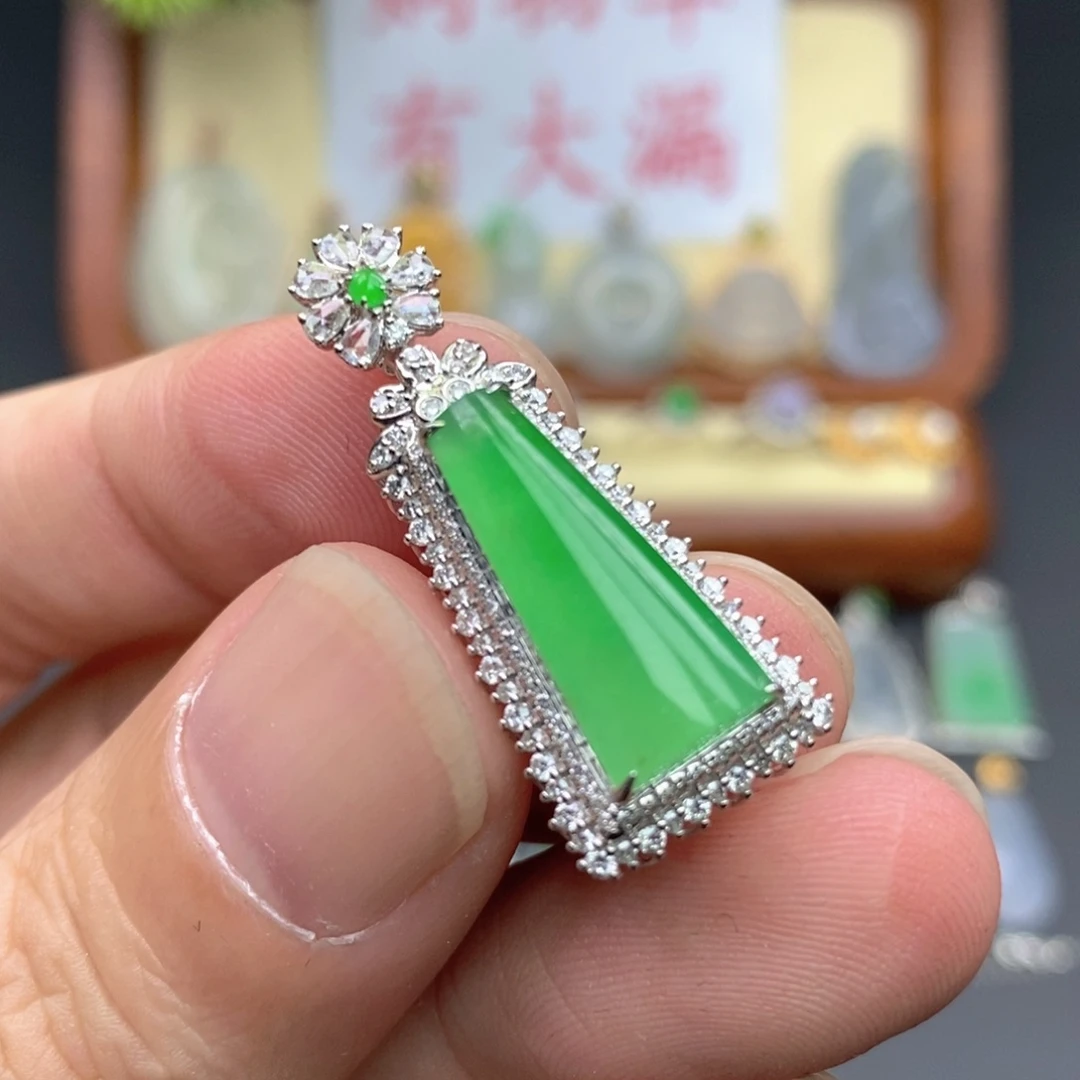 翡翠18K金镶嵌颈饰无事牌