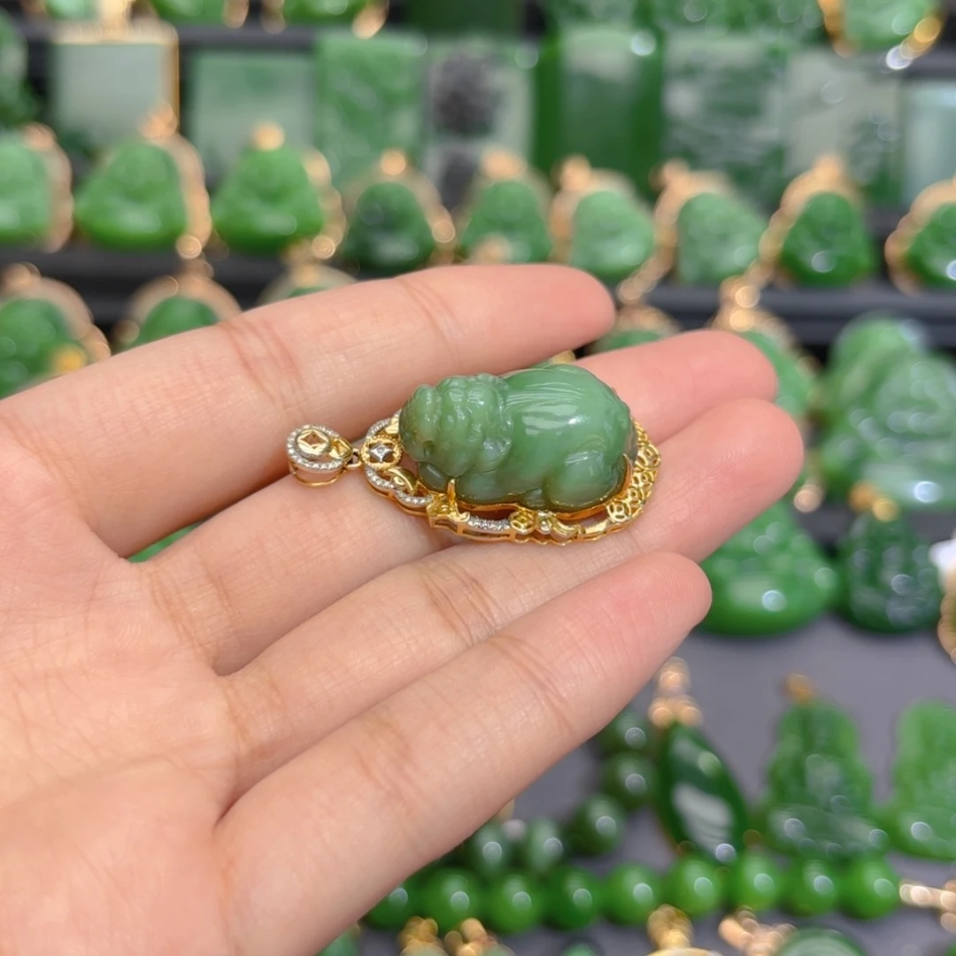 颈饰18K金镶嵌和田玉（碧玉）