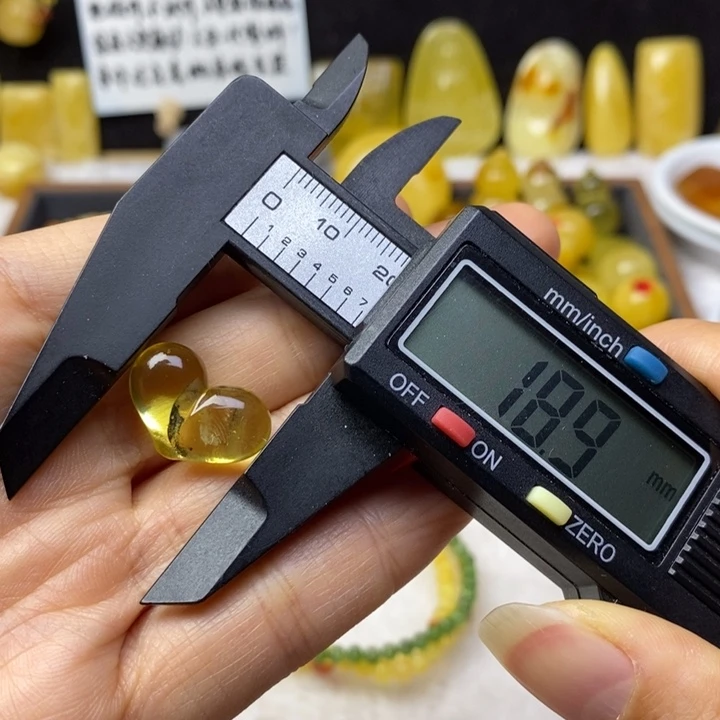 蜜蜡未镶嵌裸石瑕疵