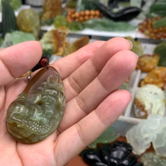 未镶嵌蛇纹石玉颈饰