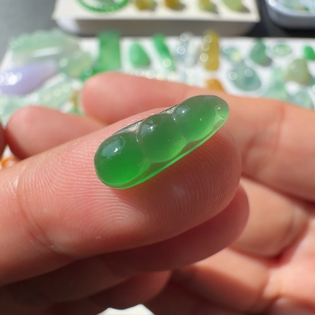 定制翡翠未镶嵌冰种满绿福豆
