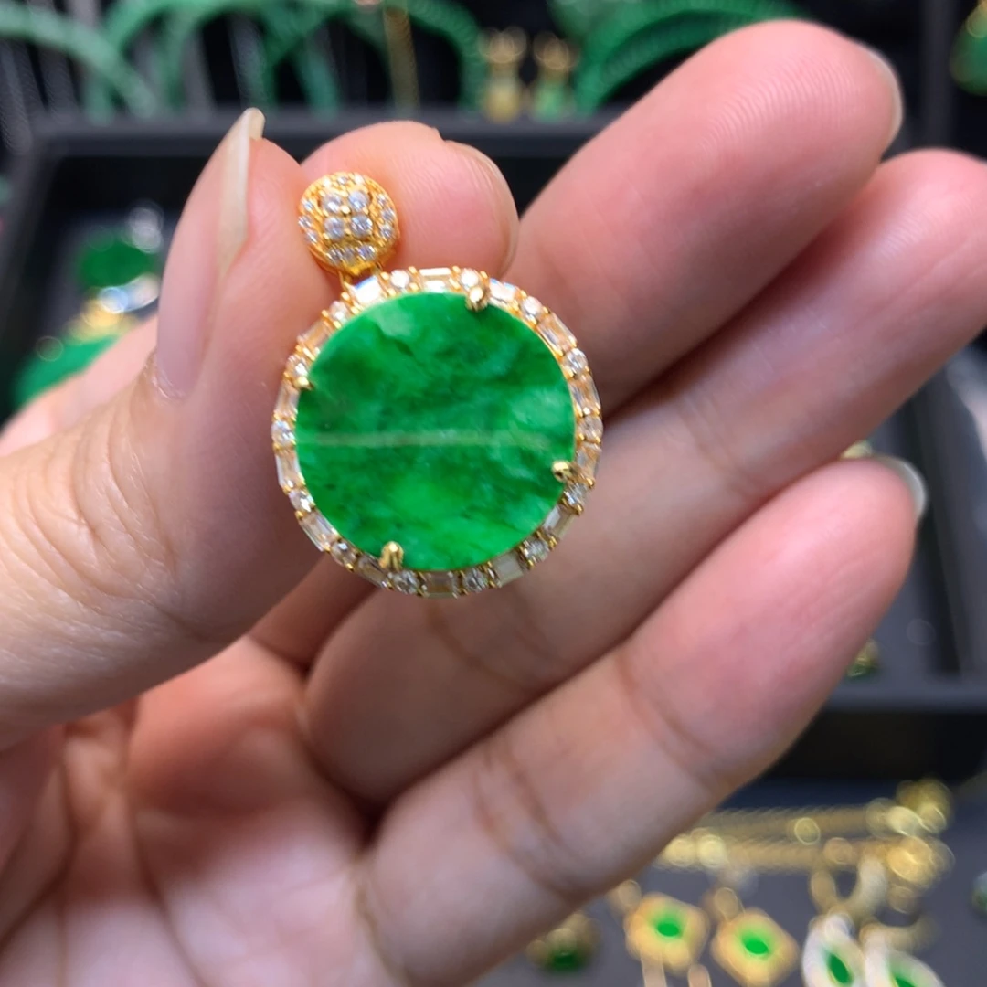 翡翠未镶嵌颈饰有纹