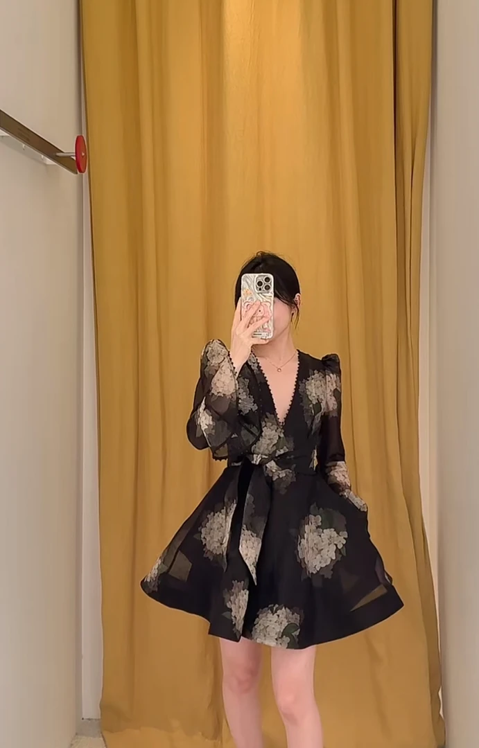 喇叭袖V领订珠黑花短款连衣裙