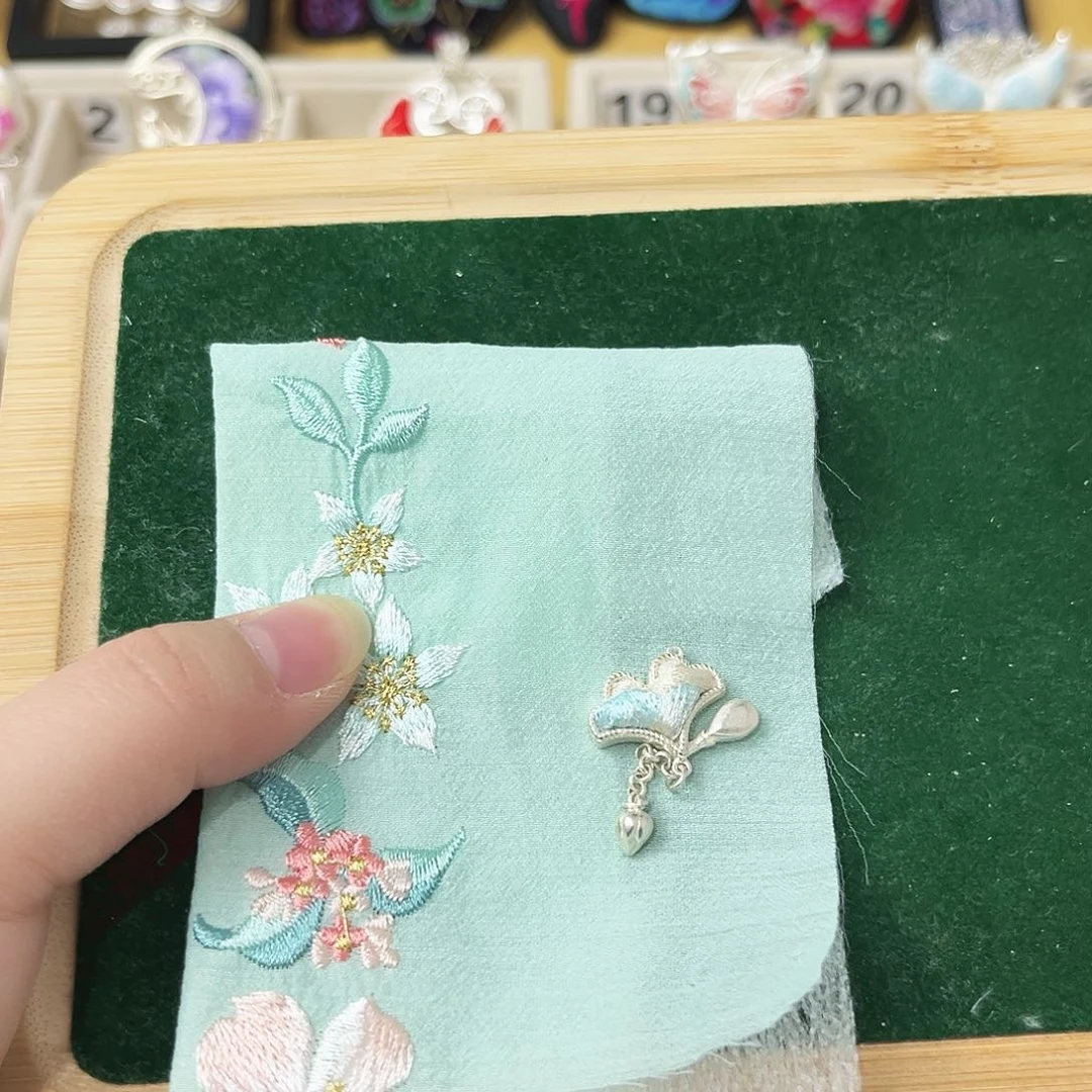 织绣订做四叶草吊坠配黑色皮绳