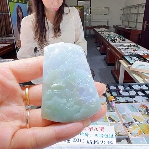 翡翠未镶嵌颈饰一个