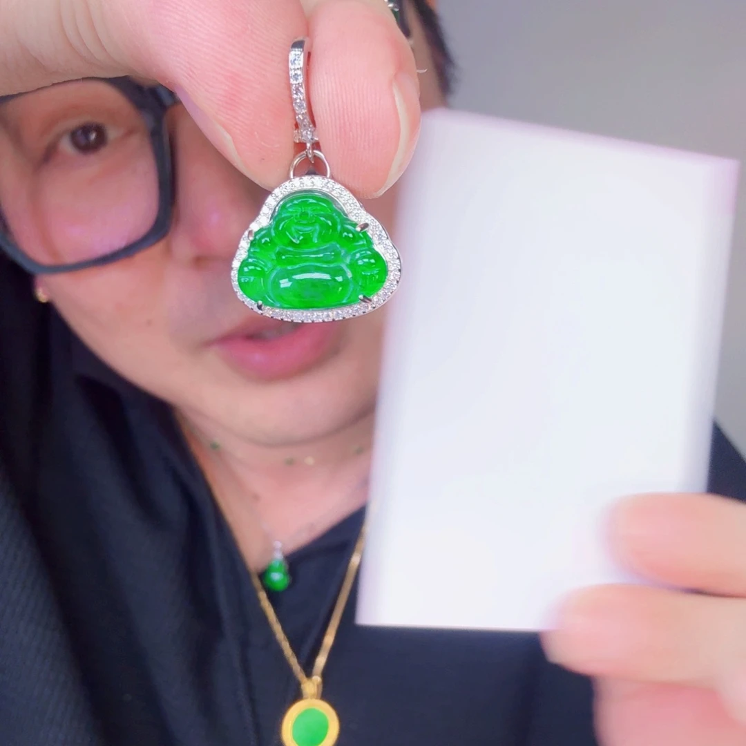 翡翠未镶嵌颈饰一件