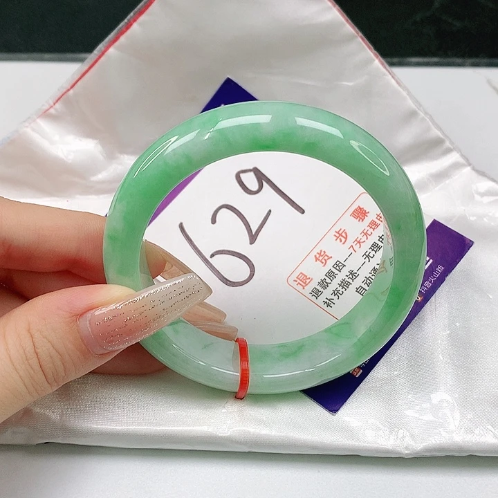 未镶嵌手镯翡翠美**?翡翠手镯