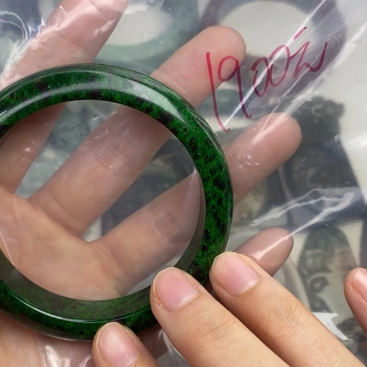 颈饰未镶嵌翡翠冰*