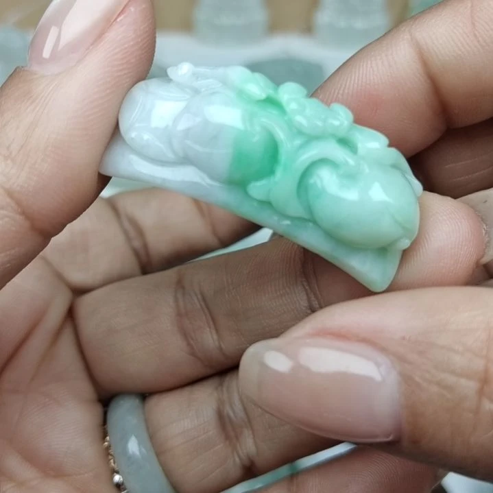 翡翠颈饰未镶嵌天然翡翠手牌。