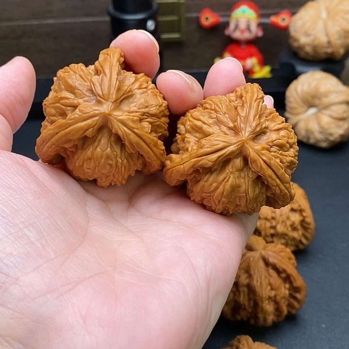 川***n文玩核桃把件白奔