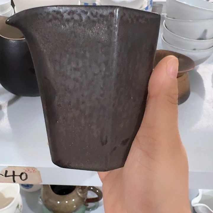 主人杯一个，瓷。。品茗