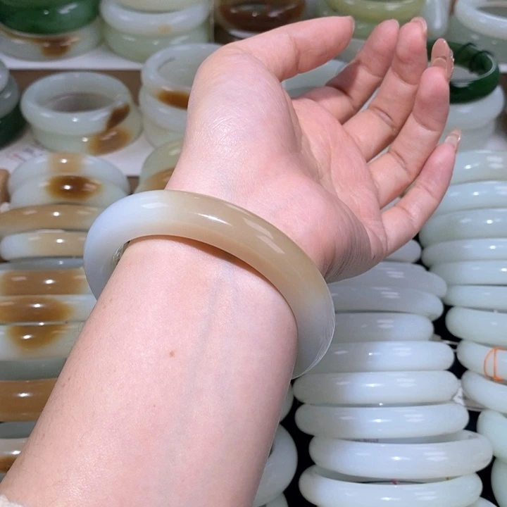 和田玉手镯未镶嵌糖白