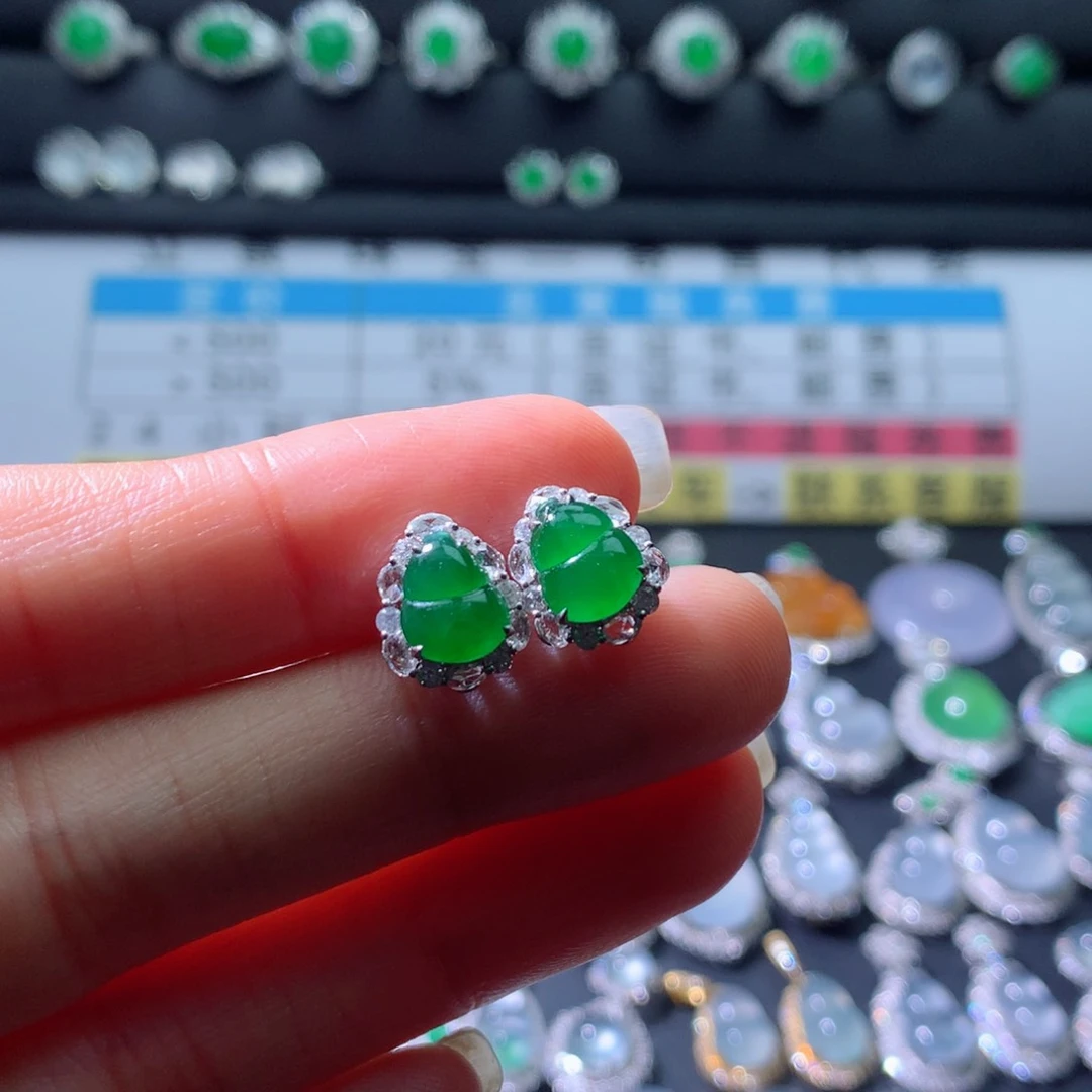 18K金镶嵌翡翠耳饰伴钻